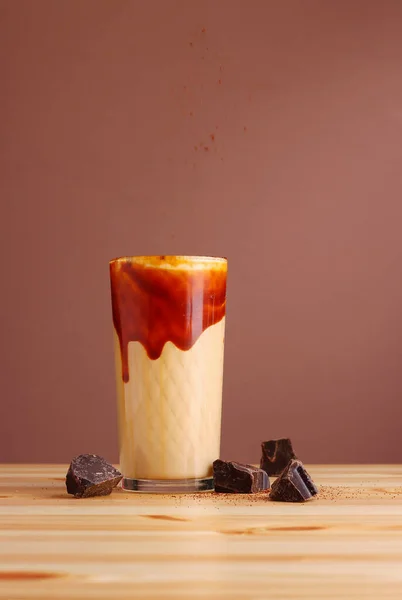 Ahşap masada turuncu nitro kahve. Yakın plan.