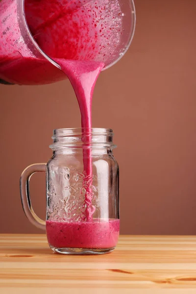 meyve ve böğürtlen püresi ahşap masada. Uzayı kopyala Çiğ, vejetaryen, yemek konsepti. Taze malzemeli sağlıklı içecekler.