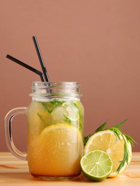 tarhun ve limonata kokteyli konsepti. Alkolsüz, narenciyeli yaz içecekleri, ahşap masada. Lezzetli doğa yaz ferahlatıcı bardakta içki