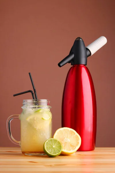 Limetten Und Zitronencocktail Alkoholfreie Sommergetränke Mit Zitrusfrüchten Auf Einem Holztisch — Stockfoto