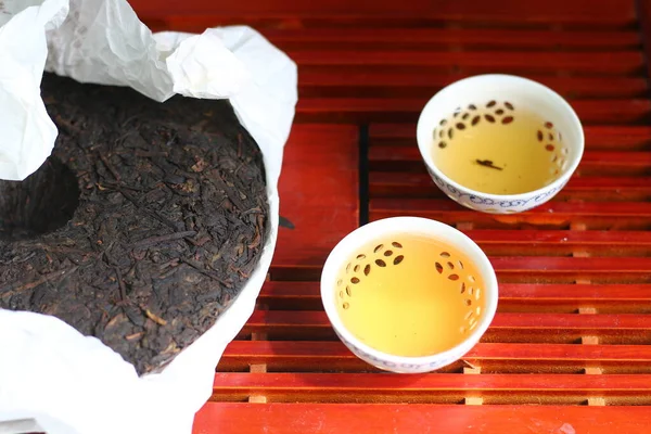 Puer Çayı Geleneksel Çin Puer Çayından Yapılmış Beyaz Çaydanlıklı Krep — Stok fotoğraf
