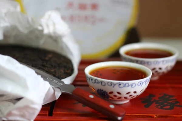 Püriertee Gepackter Pfannkuchen Aus Traditionellem Chinesischem Puertee Mit Weißer Teekanne — Stockfoto