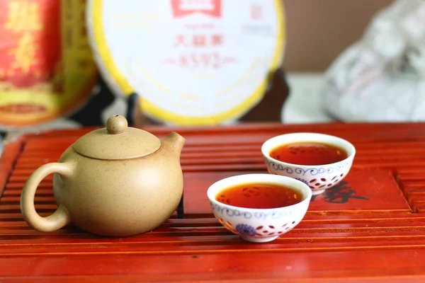 プーアル生やプーアル生茶という概念です 中国茶のテーブル — ストック写真