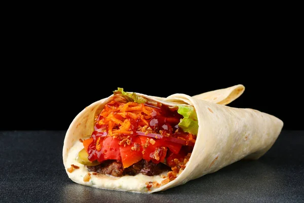 Savoureux Burritos Enveloppe Avec Bœuf Des Légumes Sur Fond Noir — Photo