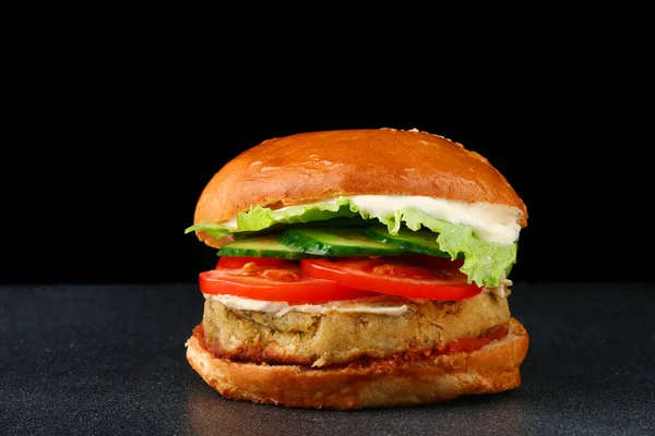 Friss Ízletes Vega Burger Fekete Elszigetelt Háton Paradicsom Hagyma Vegán — Stock Fotó
