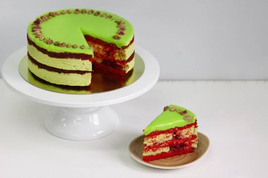 Fıstıklı ahududu pastası. Kırmızı kadife kek. Dilimlenmiş tatlı, yakından.