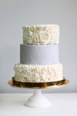 Katman pastayı ışıkta kutluyor. Hafif düğün pastası yakın plan