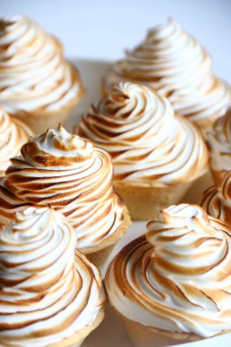 limon kremalı tart beyaz arkaplanda yakın plan.