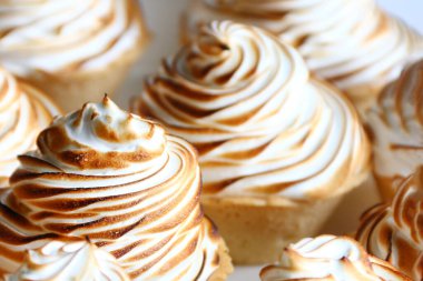 limon kremalı tart beyaz arkaplanda yakın plan.