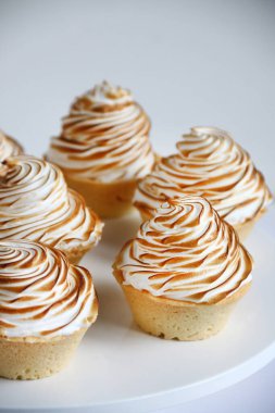limon kremalı tart beyaz arkaplanda yakın plan.