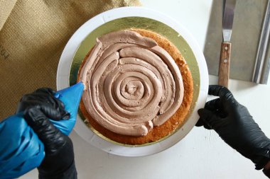 Çikolatalı pasta süreci. Erimiş çikolatalı çikolatalı pasta pişirme süreci. Çikolata pişirmek için gerekli malzemeler. Yemek pişirme konsepti. Profesyonel pasta süsleme uzmanı.