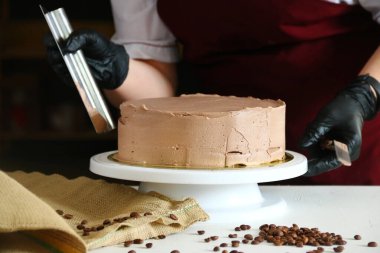 Çikolatalı pasta süreci. Erimiş çikolatalı çikolatalı pasta pişirme süreci. Çikolata pişirmek için gerekli malzemeler. Yemek pişirme konsepti. Profesyonel pasta süsleme uzmanı.