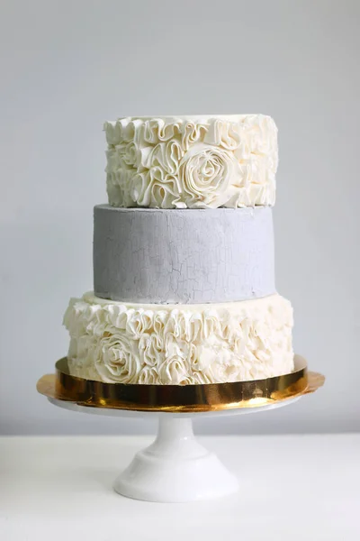 Katman pastayı ışıkta kutluyor. Hafif düğün pastası yakın plan