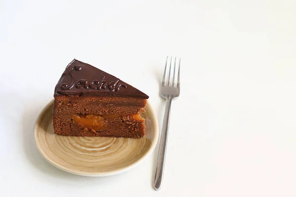 Σοκολάτα Αυστριακή Κέικ Sacher Φέτες Λευκό Τραπέζι Πίσω Φέτα Κέικ — Φωτογραφία Αρχείου