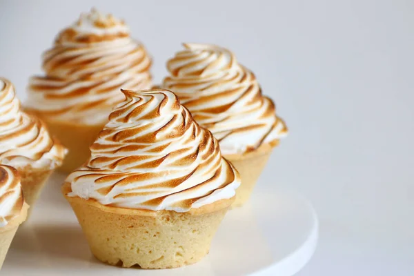 limon kremalı tart beyaz arkaplanda yakın plan.