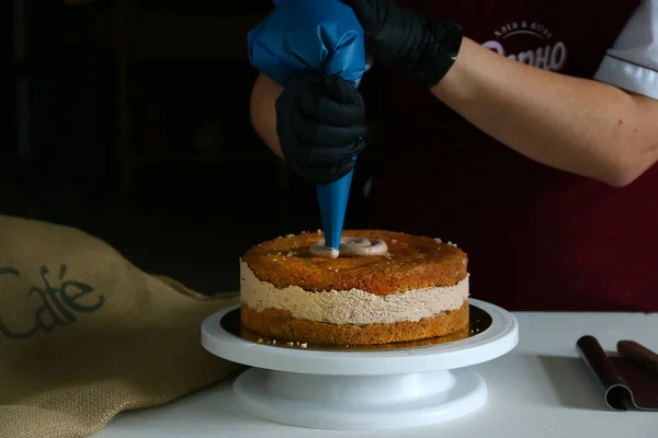 Konditor Verarbeitet Schokoladenkuchen Auf Dem Tisch Der Prozess Der Dekoration — Stockfoto
