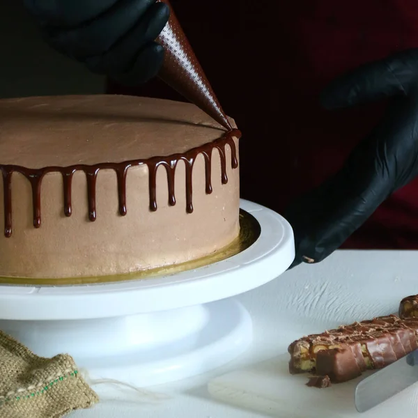 Konditor Verarbeitet Schokoladenkuchen Auf Dem Tisch Der Prozess Der Dekoration — Stockfoto