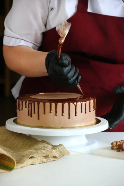 Cukrászati Folyamat Csokoládé Torta Asztalon Folyamat Díszítő Torta Folyékony Csokoládéval — Stock Fotó