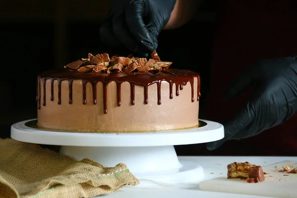 Cukrászati Folyamat Csokoládé Torta Asztalon Folyamat Díszítő Torta Folyékony Csokoládéval — Stock Fotó