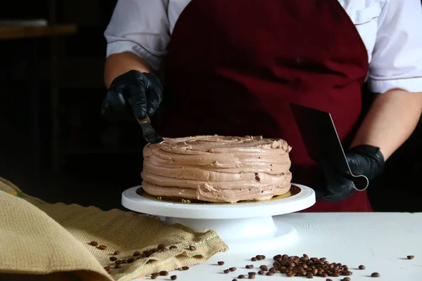 Konditor Verarbeitet Schokoladenkuchen Auf Dem Tisch Der Prozess Der Dekoration — Stockfoto
