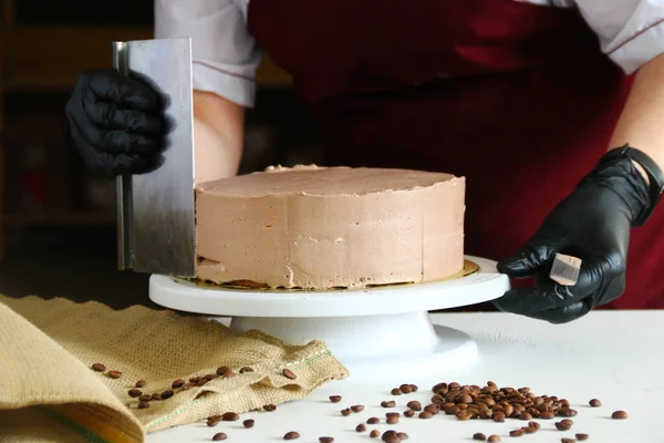 Konditor Verarbeitet Schokoladenkuchen Auf Dem Tisch Der Prozess Der Dekoration — Stockfoto