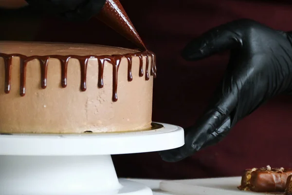 Folyékony Csokoládé Tortán Cukrász Folyékony Csokoládét Présel Tésztazsákból Egy Krémes — Stock Fotó