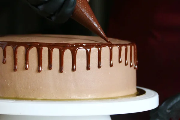 Flüssige Schokolade Auf Kuchen Ein Konditor Presst Flüssige Schokolade Aus — Stockfoto