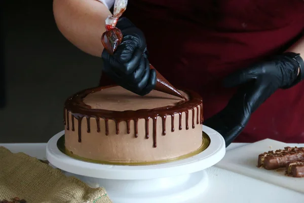 Folyékony Csokoládé Tortán Cukrász Folyékony Csokoládét Présel Tésztazsákból Egy Krémes — Stock Fotó