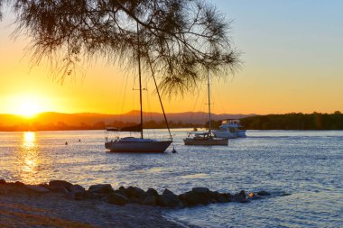 6016x4016pix-Sunset-at-the-Sea-with-Yachts-in-the-Bay