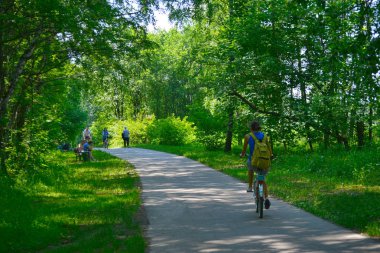 6016x4016pix-Spring-in-the-park_people-on-Walkway-in-Park