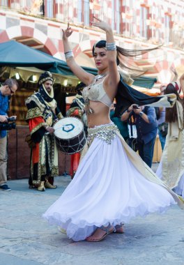 Almossassa Bada şehir içinde kutlama Bellydancer