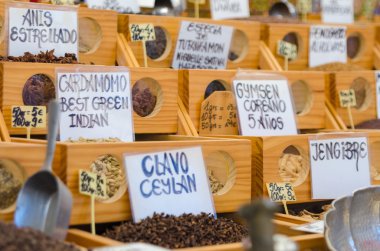 Arapça piyasada birçok baharat.