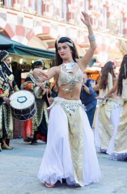 Almossassa Bada şehir içinde kutlama Bellydancer
