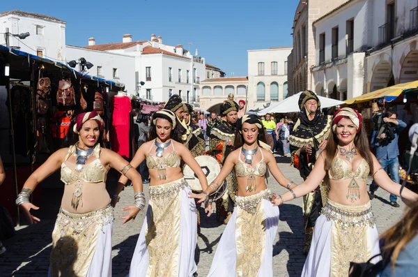 パダの都市の Almossassa の祭典でベリー ダンサー — ストック写真