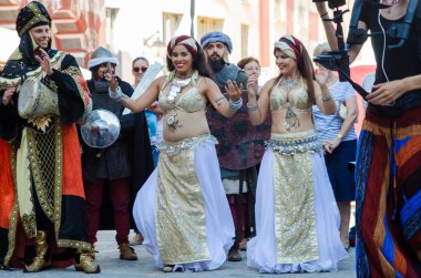 Almossassa Bada şehir içinde kutlama Bellydancer