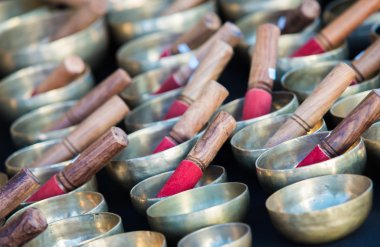 Bir pazarda irili ufaklı Tibet singing kaseler