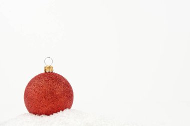 Beyaz arka plan üzerinde izole kar topuyla kırmızı Noel