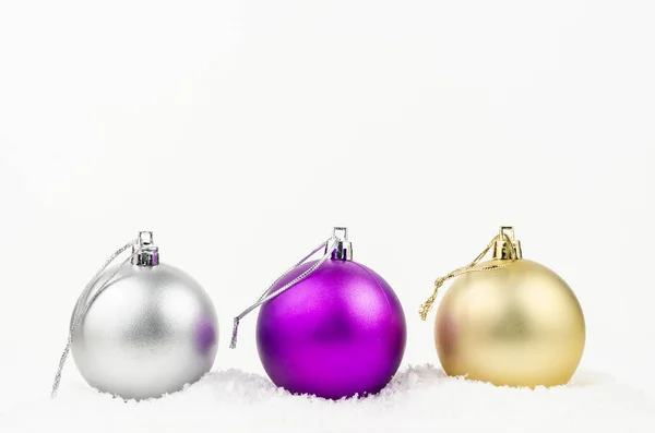 Bolas de Navidad doradas, plateadas y púrpuras aisladas en espalda blanca —  Fotos de Stock
