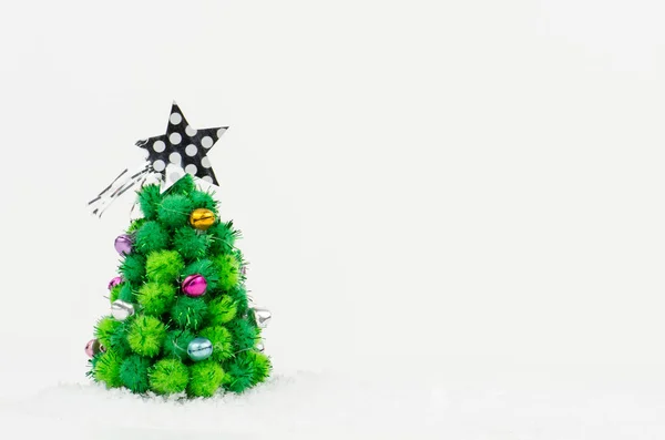 Pequeño árbol de Navidad aislado sobre fondo blanco — Foto de Stock