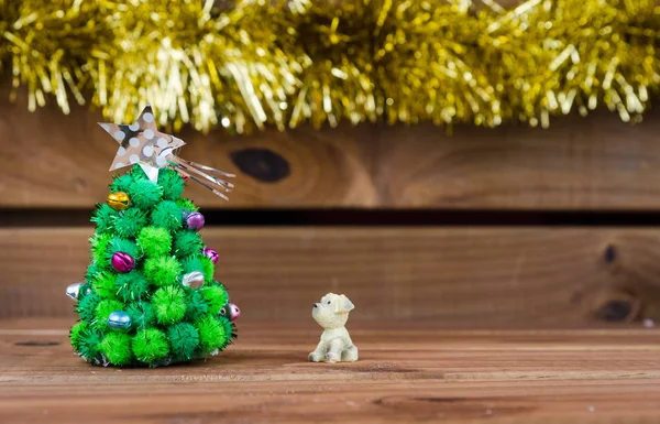Perro buscando árbol de Navidad —  Fotos de Stock