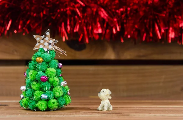 Perro buscando árbol de Navidad —  Fotos de Stock