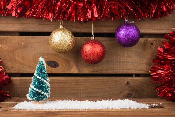 Pequeño árbol de Navidad sobre fondo de madera —  Fotos de Stock