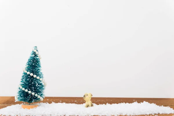 Perro buscando árbol de Navidad —  Fotos de Stock