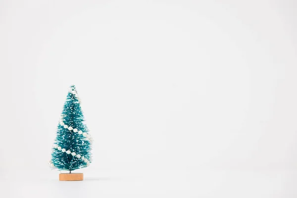 Pequeño árbol de Navidad aislado sobre fondo blanco —  Fotos de Stock