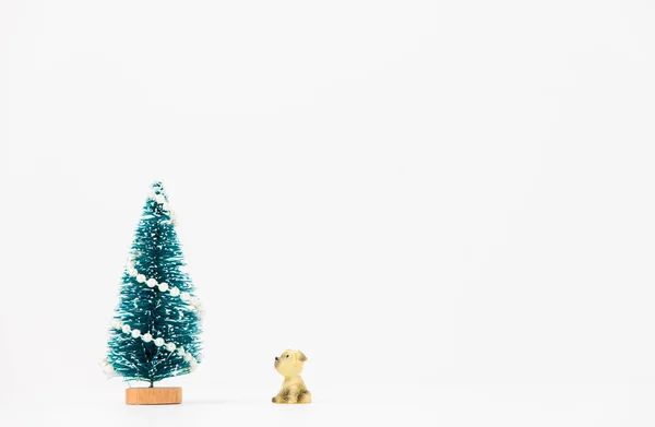 Perro buscando árbol de Navidad aislado sobre fondo blanco —  Fotos de Stock