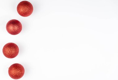 Beyaz arkaplanda izole edilmiş noel topları.