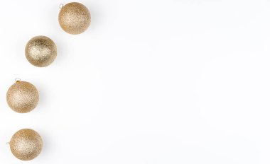 Beyaz arkaplanda izole edilmiş noel topları.