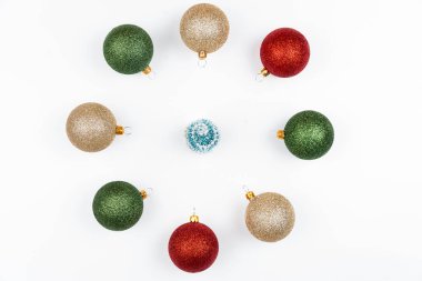 Renkli topları olan Noel ağacı
