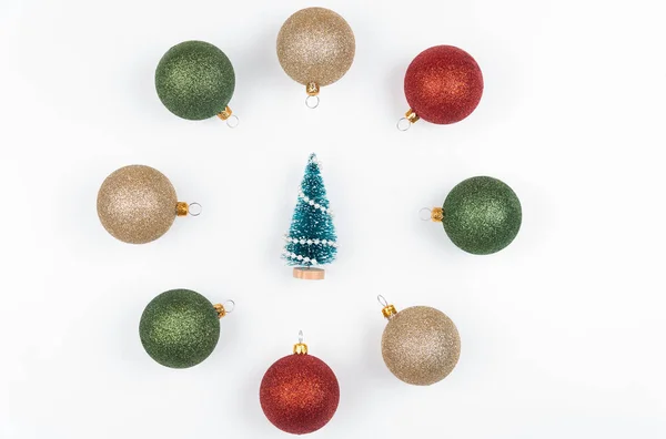 Kerstboom met kleurrijke ballen — Stockfoto