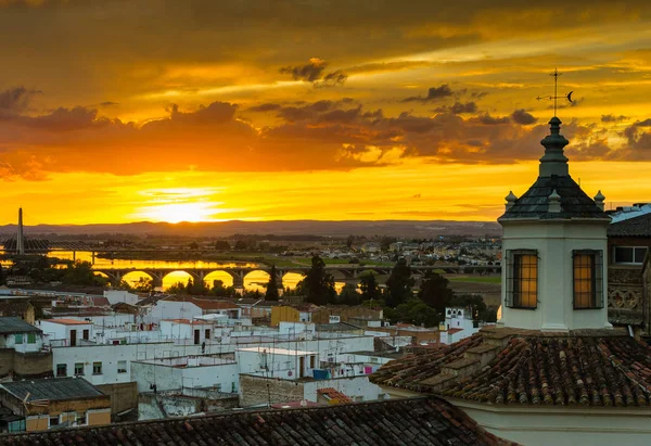 En solnedgång över Badajoz city, Extremadura — Stockfoto